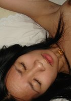Молоденькая азиатка светит киской в комнате с выключенным светом 5 фотография
