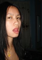 Молоденькая азиатка светит киской в комнате с выключенным светом 11 фото