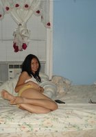 Молоденькая азиатка светит киской в комнате с выключенным светом 12 фото