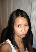 Молоденькая азиатка светит киской в комнате с выключенным светом 1 фото