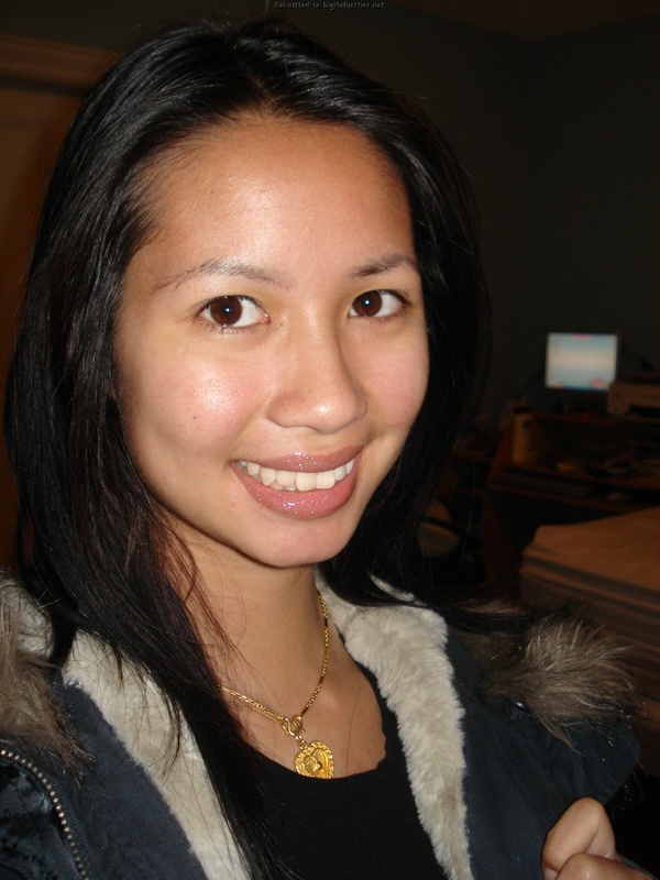 Молоденькая азиатка светит киской в комнате с выключенным светом 13 фотография