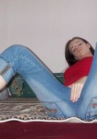 Молодая вертихвостка мастурбирует лежа на кровати 2 фотография