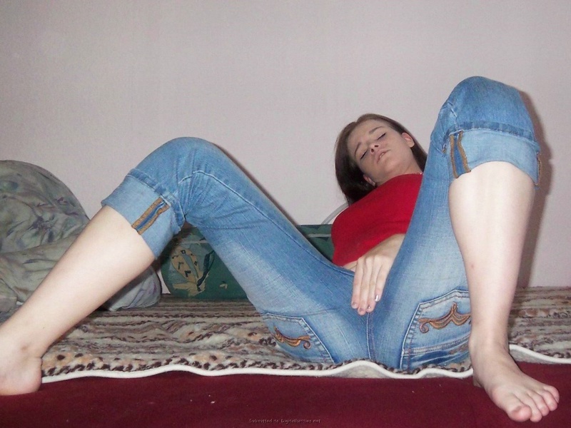 Молодая вертихвостка мастурбирует лежа на кровати 2 фотография