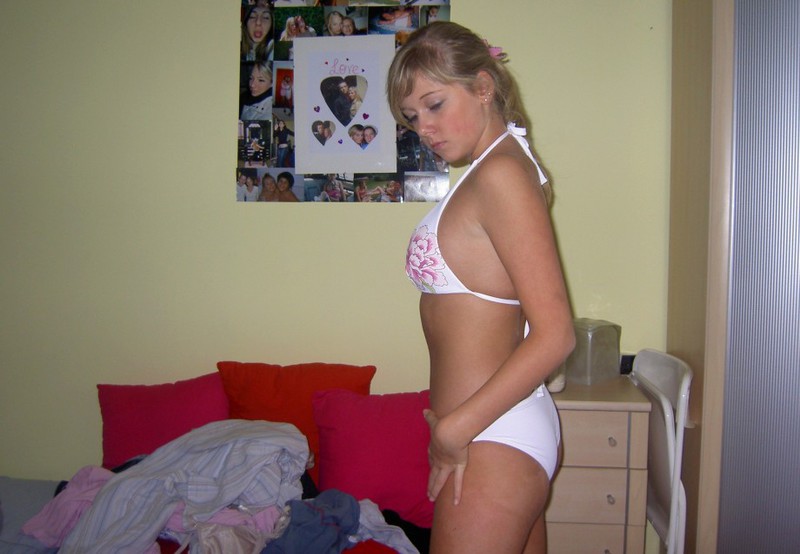 22 летняя Катя намазалась кремом в спальне и начала озорничать 1 фотография