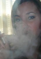 Курящая дева в купальнике плавает на надувном матрасе 20 фото