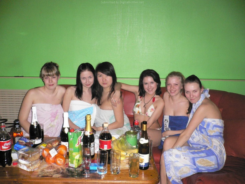 Компания лесбиянок отмечает девичник в сауне 30 фотография