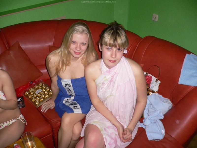 Компания лесбиянок отмечает девичник в сауне 27 фотография