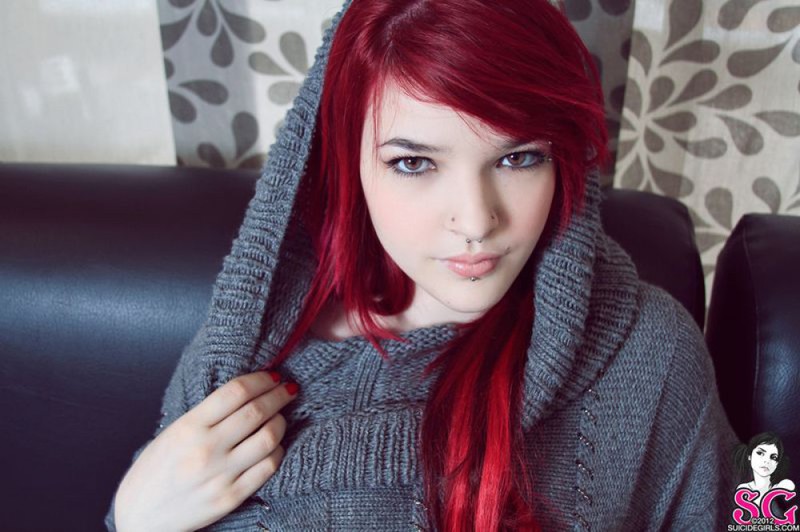 Красноволосая Сара ваяется на черном диване без белья 33 фотография