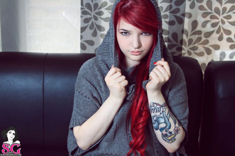 Красноволосая Сара ваяется на черном диване без белья 5 фотография