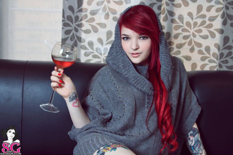 Красноволосая Сара ваяется на черном диване без белья 17 фотография