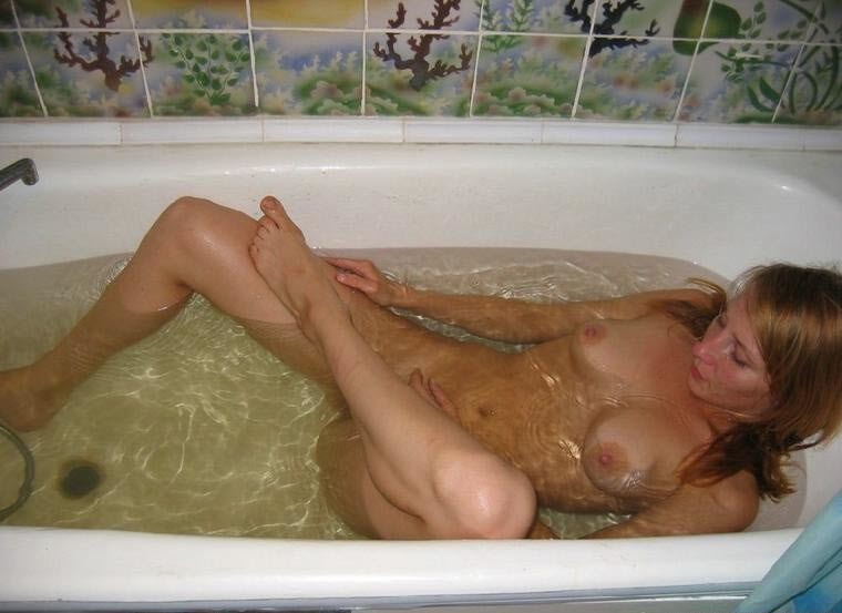 Телочка сосет елду после принятия ванны 3 фотография