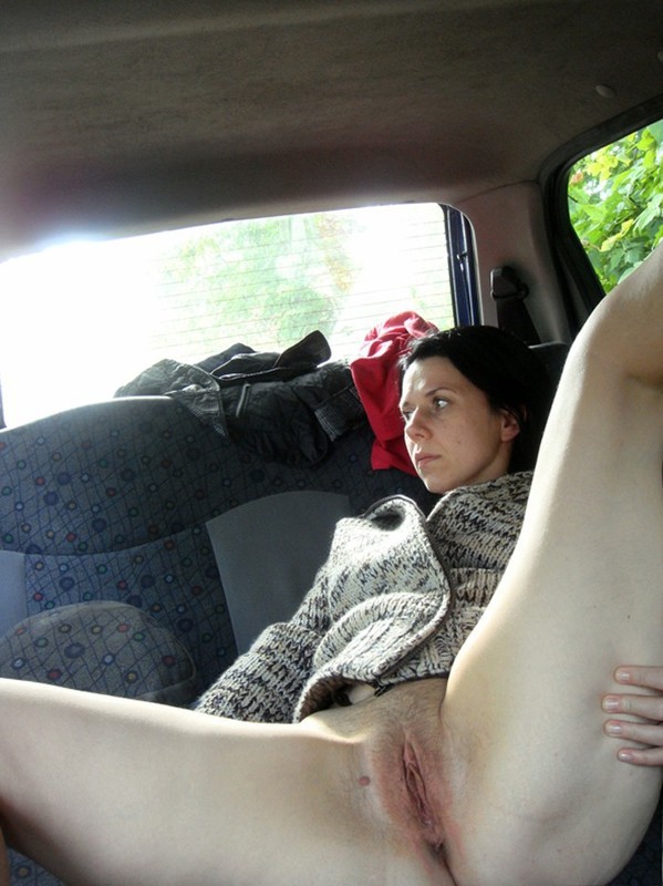 Брюнетистая мамка показывает манду сидя в машине 4 фотография