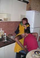 Два мужика жарят рыжую давалку у нее дома 6 фото