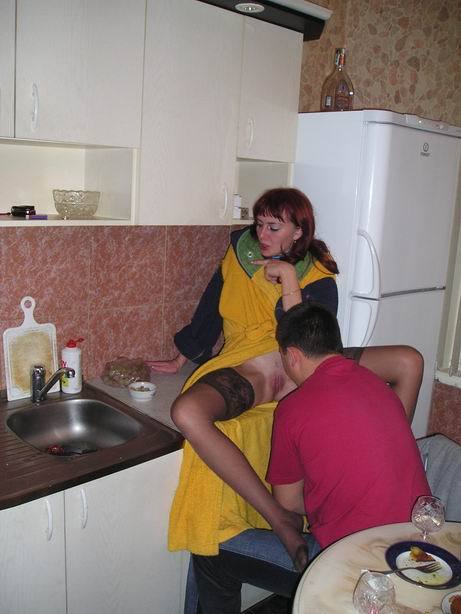 Два мужика жарят рыжую давалку у нее дома 6 фотография