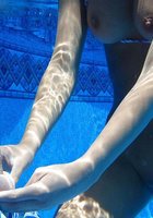 Пошлячка пригласила товарища в бассейн для подводного секса 5 фото