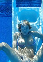 Пошлячка пригласила товарища в бассейн для подводного секса 12 фотография