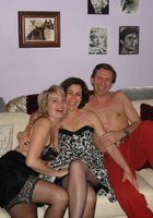 Муж занимается сексом втроем с женой и ее подругой 1 фото