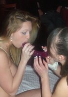 Лесбиянки на вечеринке играют двухсторонним дилдо 20 фото