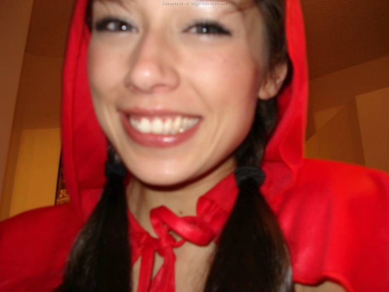 Брюнетка дома позирует в костюме красной шапочки 18 фотография