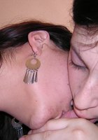 Две лесбиянки вместе сосут один член в гостях 6 фото