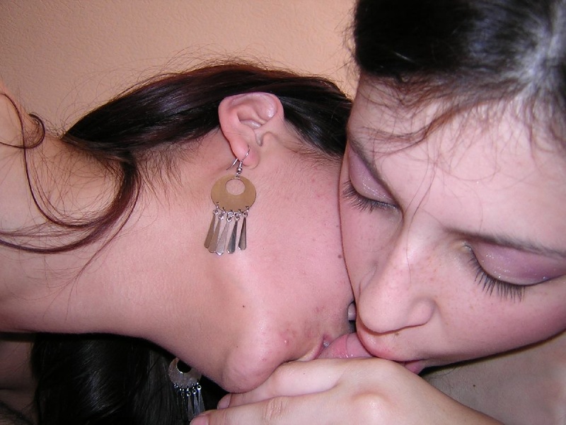Две лесбиянки вместе сосут один член в гостях 6 фотография