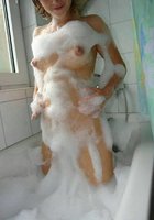 В ванне с пеной дама сосет ротиком фаллос 1 фото