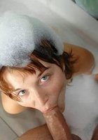 В ванне с пеной дама сосет ротиком фаллос 3 фотография