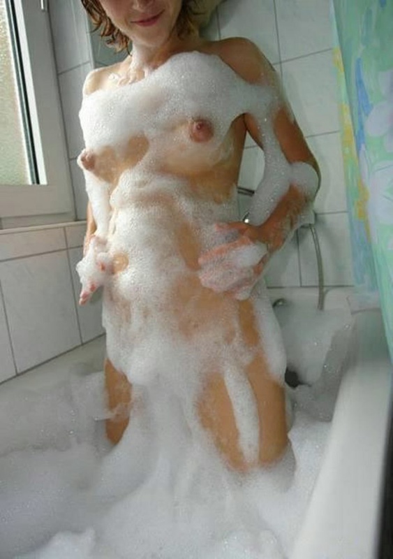 В ванне с пеной дама сосет ротиком фаллос 1 фотография
