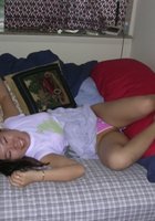 Пацан уговорил азиатку на секс и привел ее к себе 2 фотография