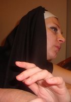 Озабоченная монашка сосет большой хер в монастыре 4 фотография