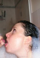 Брюнетка моется в ванне и сосет хер 9 фотография