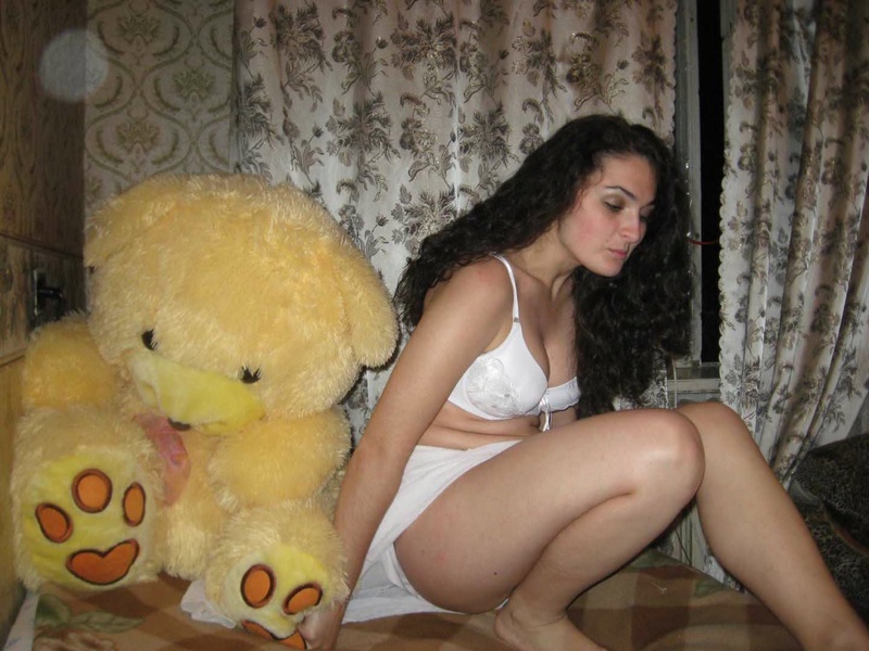 Кучерявая армянка стоит на четвереньках ожидая секса 1 фотография