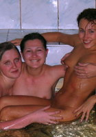 Группа лесбиянок собралась для оргии в сауне 6 фото
