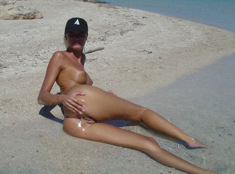 Спортивная девка загорает на пляже без купальника 4 фотография