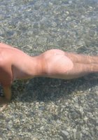 Озорная девчонка купается на нудистском пляже 3 фото