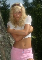В лесу сексуальная блондинка сняла розовую юбку 1 фото