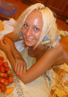 Красивая блондиночка не прячет грудь под лифчиком 3 фотография