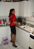 Красивая мамка возится на кухне в сексуальном белье 15 фото