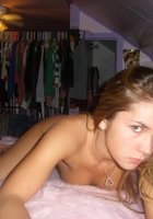 Сексапильная чертовка шалит в своей комнате поздно вечером 9 фотография