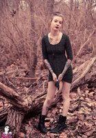 Баффи проказничает в лесу позволяя себе оголять груди 8 фотография