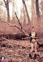 Баффи проказничает в лесу позволяя себе оголять груди 12 фотография