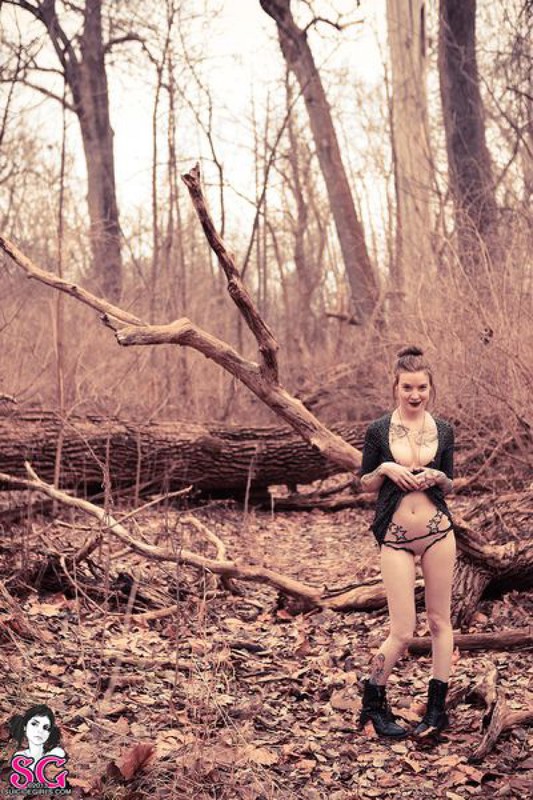 Баффи проказничает в лесу позволяя себе оголять груди 12 фотография