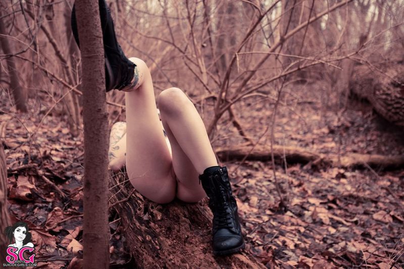 Баффи проказничает в лесу позволяя себе оголять груди 19 фотография