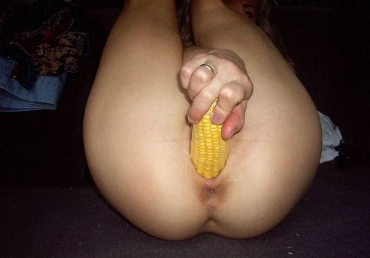 Сучка трахает себя кукурузой в поле 9 фотография