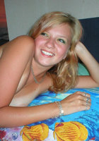 Молодая блондинка показывает эрогенные зоны лежа в постели 1 фото