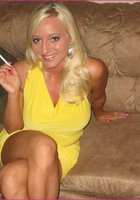 Курящая сучка присев на диван показала киску 2 фотография