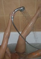 Голая девушка со светлыми волосами в ванной 15 фото