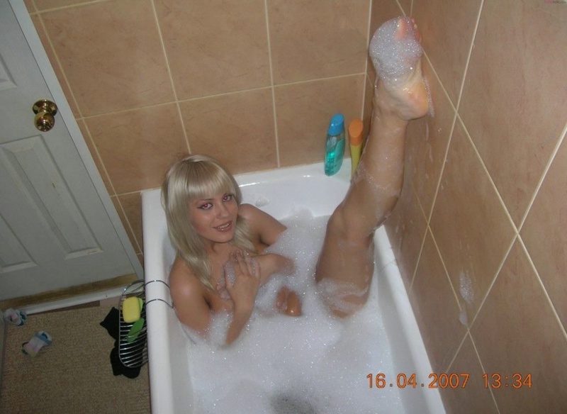 Голая девушка со светлыми волосами в ванной 14 фотография