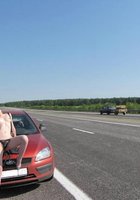 Обнаженная девушка путешествует автостопом 5 фотография