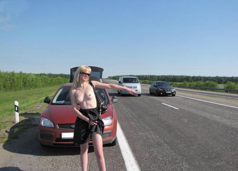 Обнаженная девушка путешествует автостопом 7 фотография